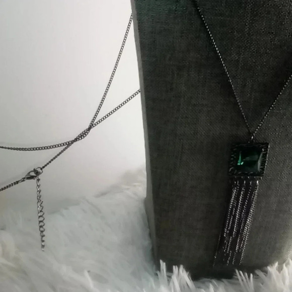 NEW Emerald Stone Gunmetal Long Chain Necklace Set - Picture 3 of 3